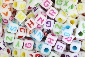 Koraliki Akrylowe Kostki Literki 6x6mm