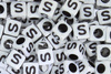 Koraliki Akrylowe Kostki Alfabet Literki 6x6mm "S"